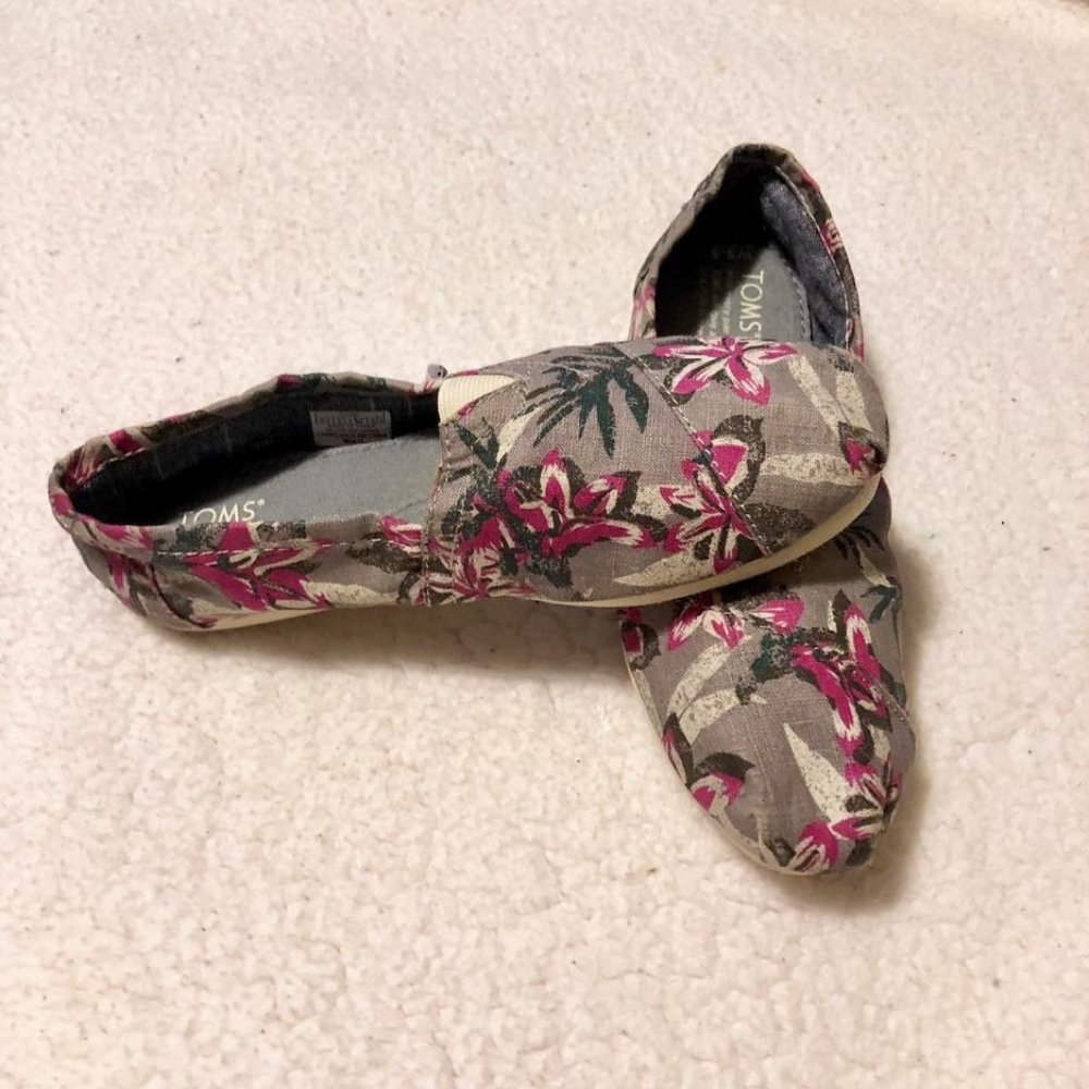 New floral TOMS